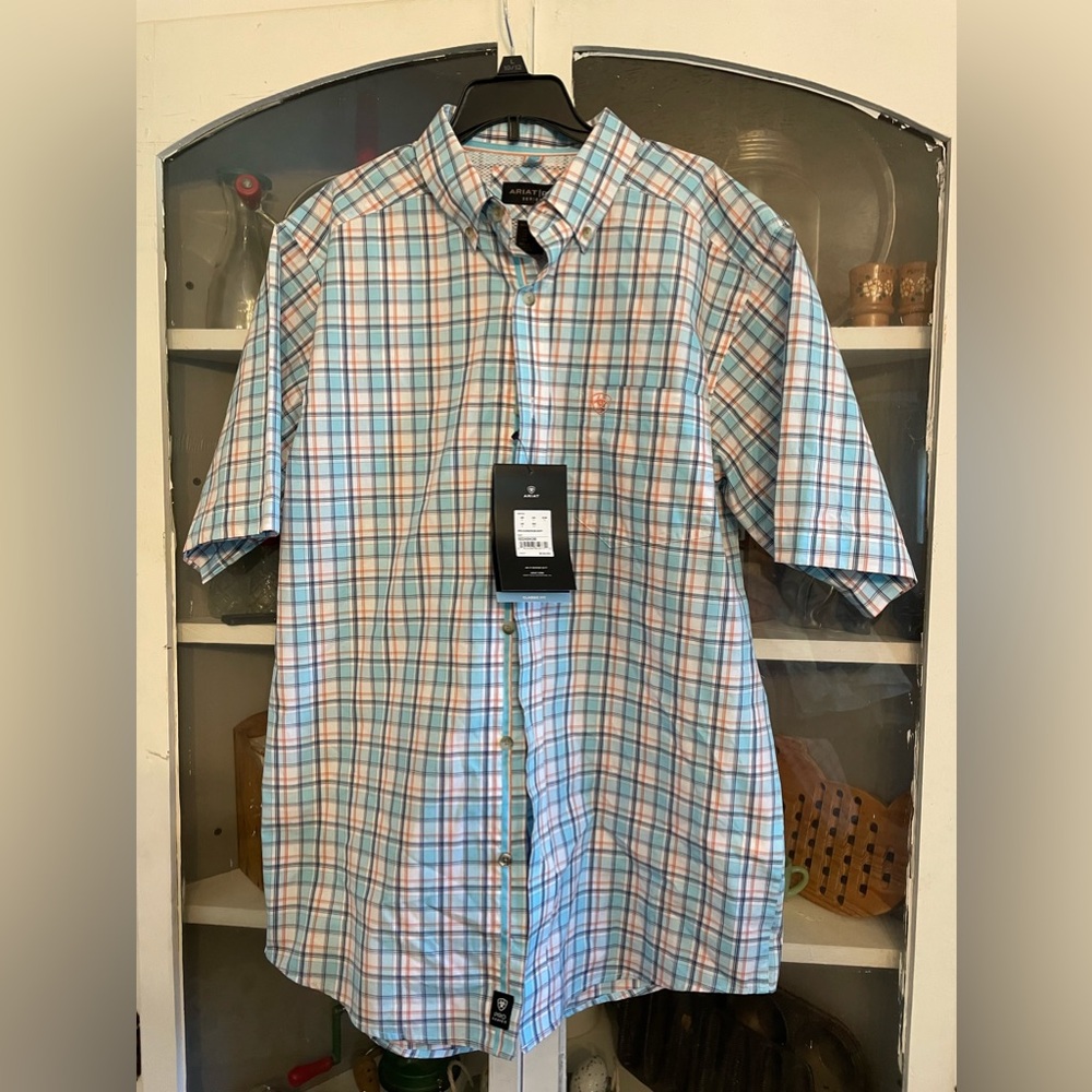 Ariat men’s button down. Size small.